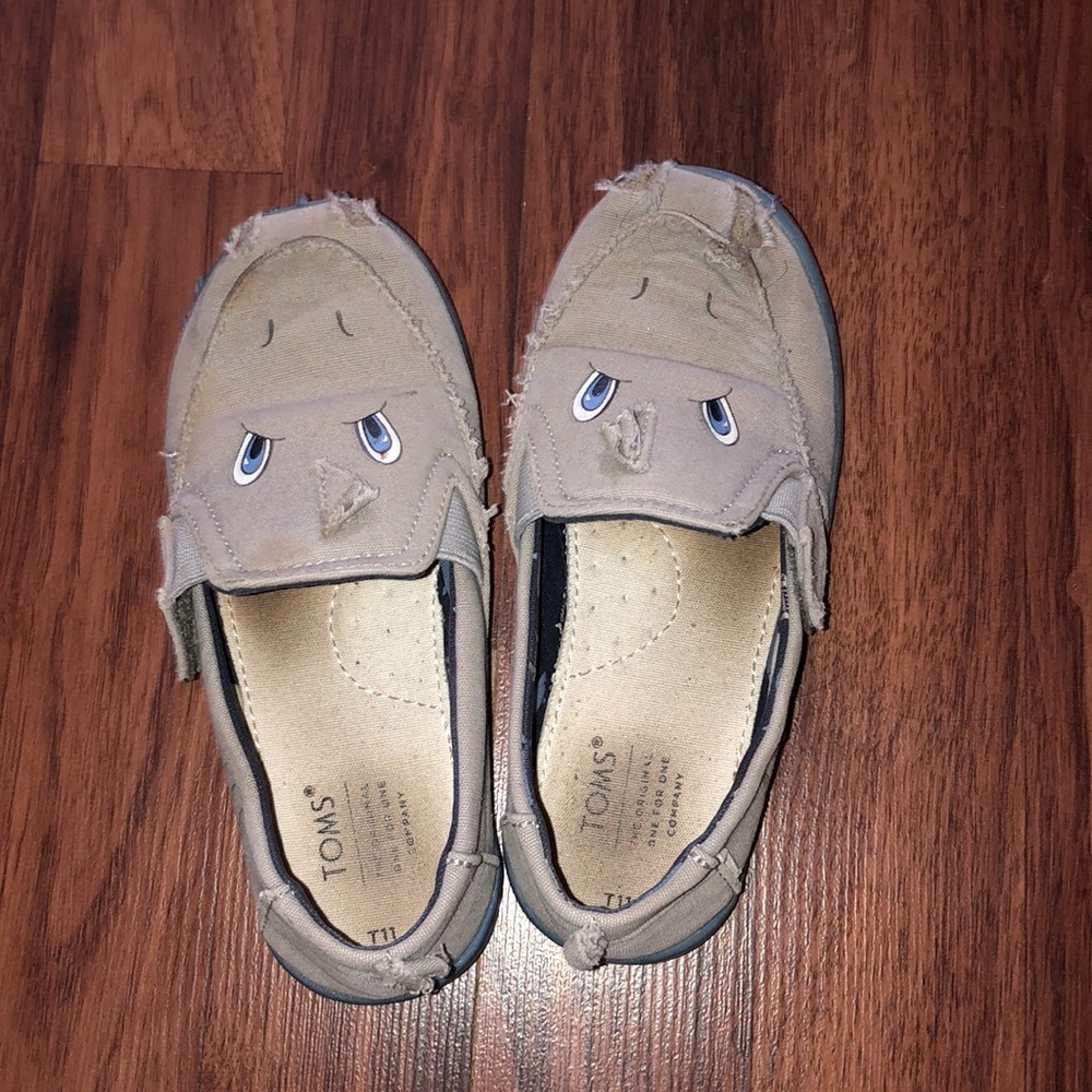Toms kids size 11 sharks